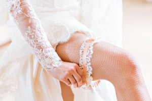 bride-dresses-garter-on-the-leg-.jpg